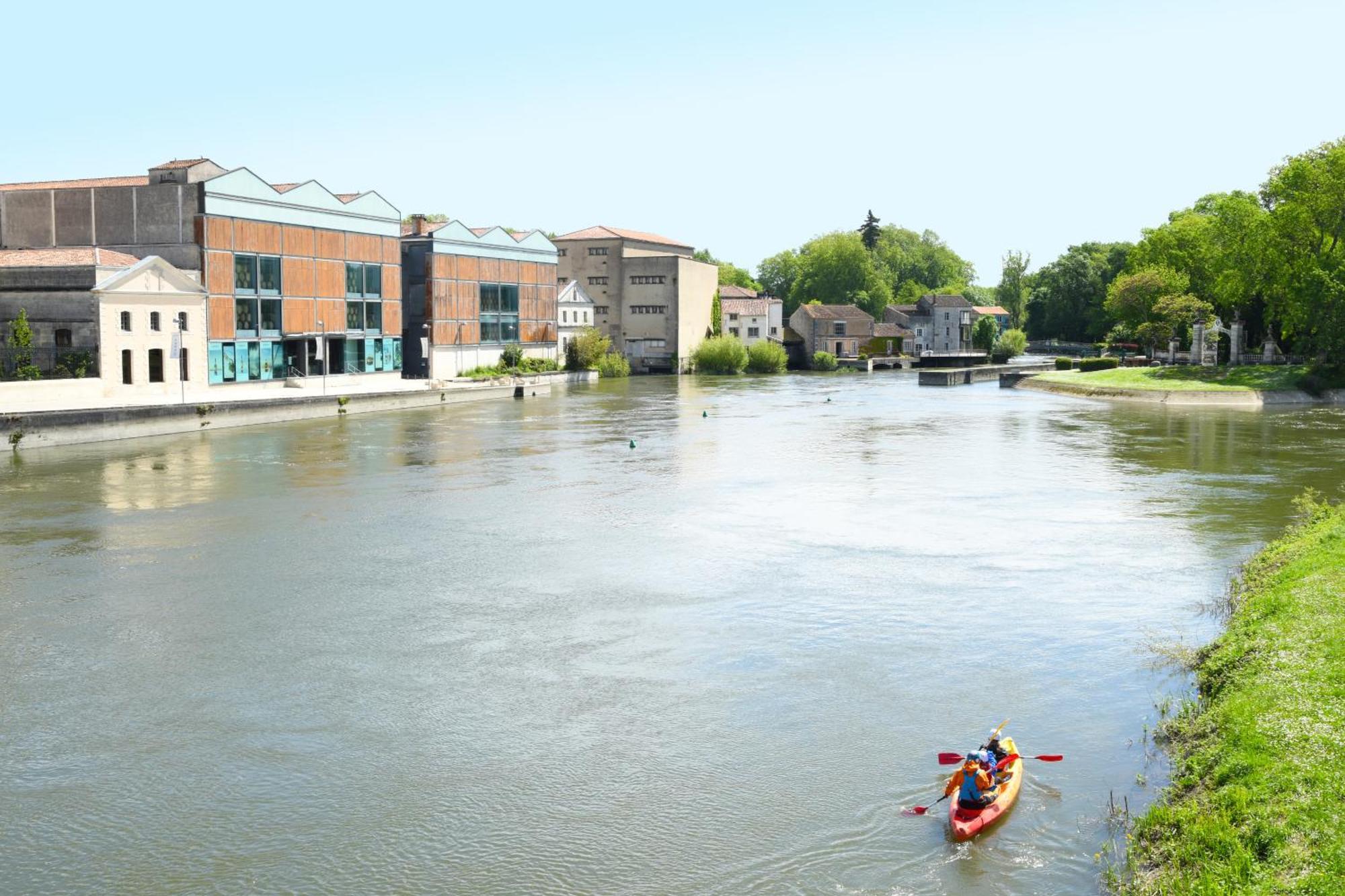 Quai 3 Loft Moderne Et Lumineux Les Pieds Dans L'Eau Apartment Jarnac Bagian luar foto