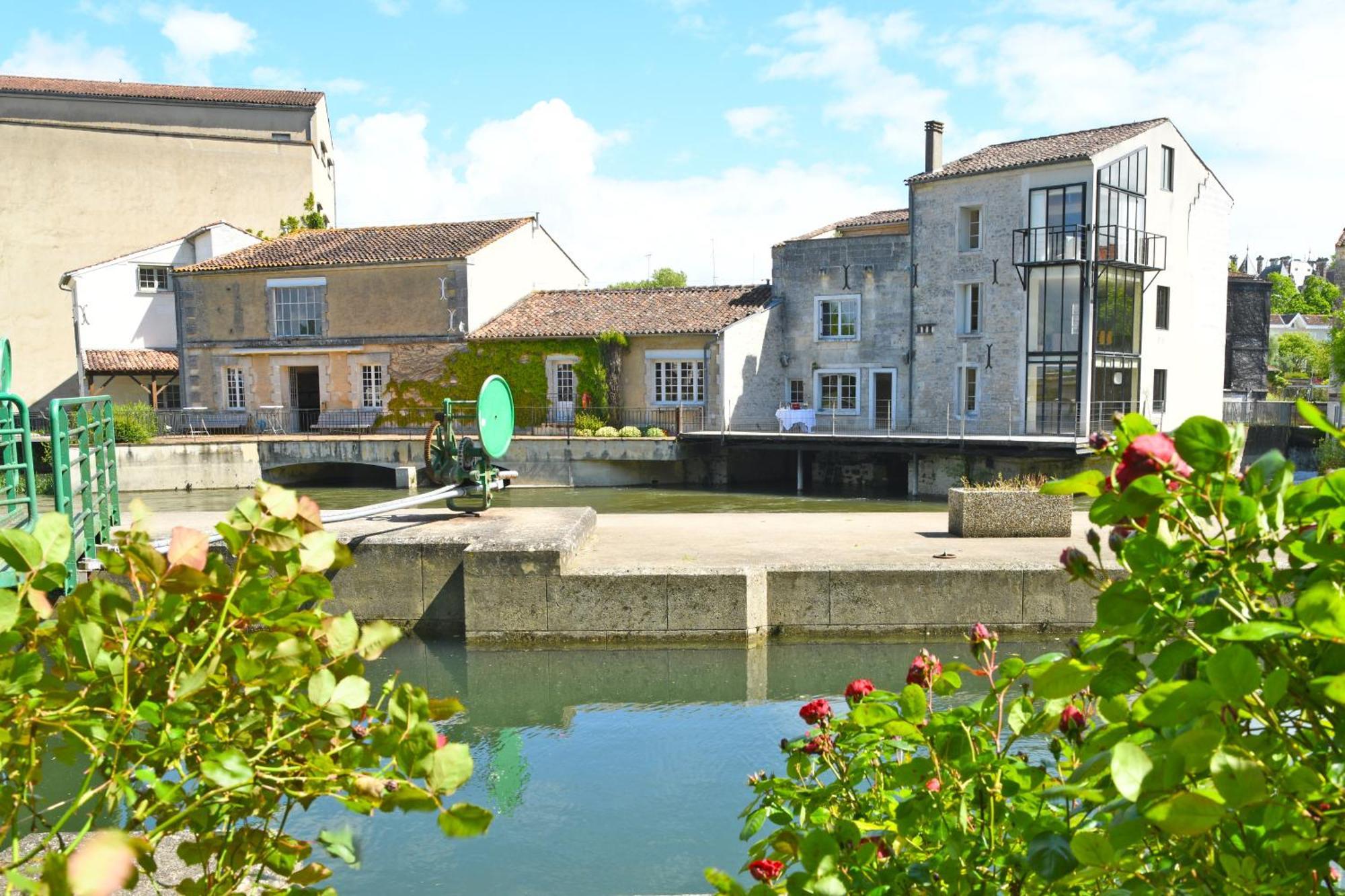 Quai 3 Loft Moderne Et Lumineux Les Pieds Dans L'Eau Apartment Jarnac Bagian luar foto